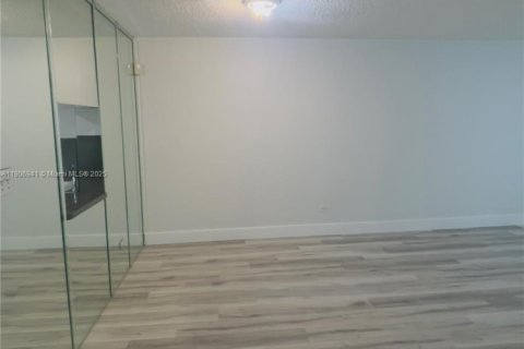 Condo in Miami, Florida, 1 bedroom  № 2019360 - photo 5
