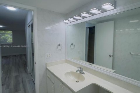 Condo in Miami, Florida, 1 bedroom  № 2019360 - photo 9