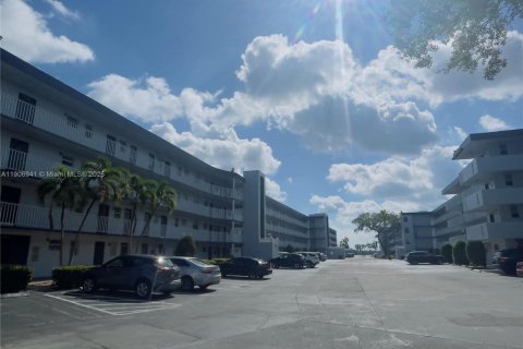 Condo in Miami, Florida, 1 bedroom  № 2019360 - photo 18
