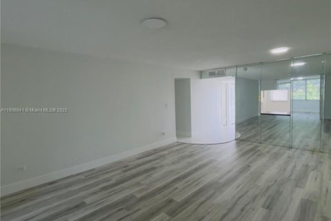 Condo in Miami, Florida, 1 bedroom  № 2019360 - photo 7