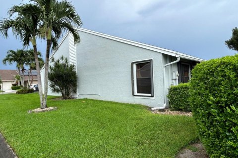 House in Boynton Beach, Florida 2 bedrooms, 116.31 sq.m. № 605697 - photo 1