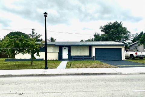 Casa en venta en Miami Gardens, Florida, 4 dormitorios, 104.52 m2 № 2002738 - foto 3