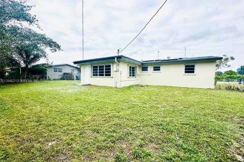 Casa en venta en Miami Gardens, Florida, 4 dormitorios, 104.52 m2 № 2002738 - foto 21
