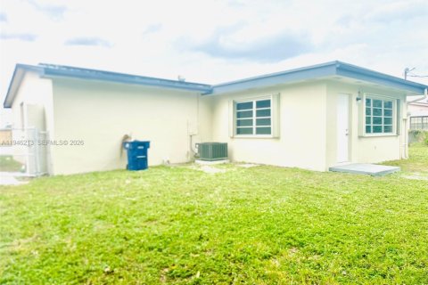 Casa en venta en Miami Gardens, Florida, 4 dormitorios, 104.52 m2 № 2002738 - foto 19