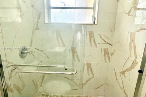 Casa en venta en Miami Gardens, Florida, 4 dormitorios, 104.52 m2 № 2002738 - foto 9