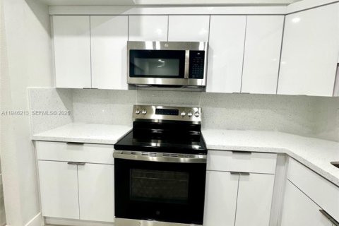 Casa en venta en Miami Gardens, Florida, 4 dormitorios, 104.52 m2 № 2002738 - foto 11