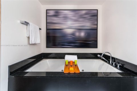Condo in Miami Beach, Florida, 2 bedrooms  № 2022968 - photo 14