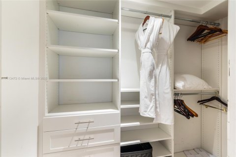 Condo in Miami Beach, Florida, 2 bedrooms  № 2022968 - photo 16