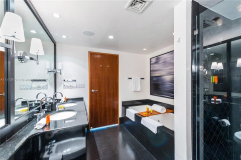 Condo in Miami Beach, Florida, 2 bedrooms  № 2022968 - photo 13