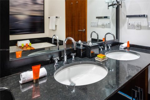 Condo in Miami Beach, Florida, 2 bedrooms  № 2022968 - photo 15