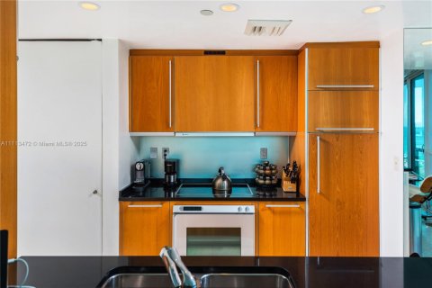 Condo in Miami Beach, Florida, 2 bedrooms  № 2022968 - photo 10
