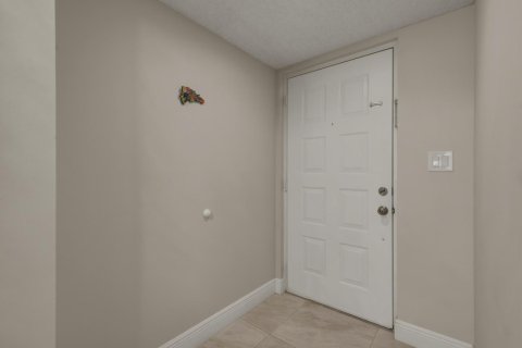 Condo in Lake Worth, Florida, 2 bedrooms  № 2188818 - photo 23