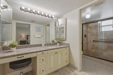 Condo in Lake Worth, Florida, 2 bedrooms  № 2188818 - photo 13