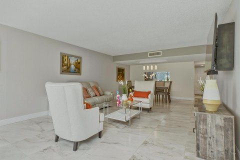 Condo in Lake Worth, Florida, 2 bedrooms  № 2188818 - photo 3
