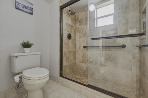 Condo in Lake Worth, Florida, 2 bedrooms  № 2188818 - photo 14