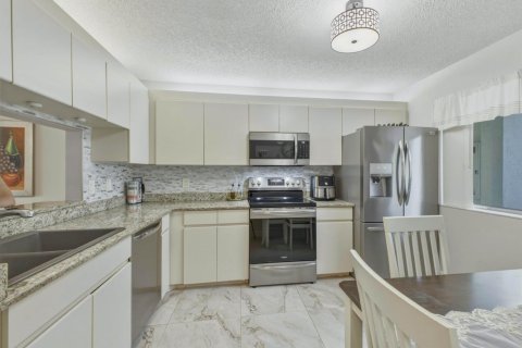 Condo in Lake Worth, Florida, 2 bedrooms  № 2188818 - photo 2