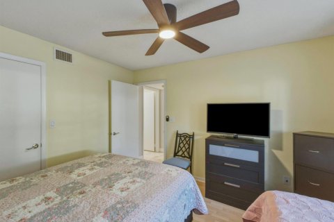 Condo in Lake Worth, Florida, 2 bedrooms  № 2188818 - photo 21