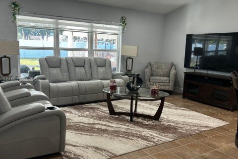 Villa ou maison à louer à Port St. Lucie, Floride: 3 chambres, 141.12 m2 № 2091291 - photo 3