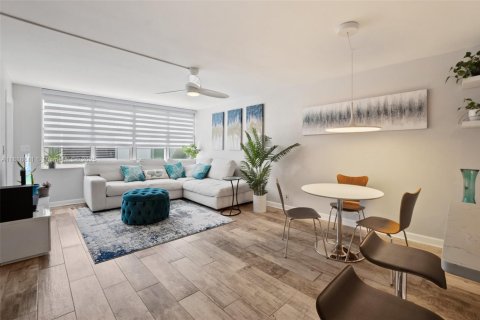 Condominio en venta en Hollywood, Florida, 1 dormitorio, 72.46 m2 № 1779679 - foto 3