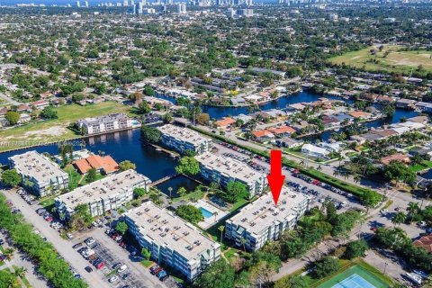 Condominio en venta en Hollywood, Florida, 1 dormitorio, 72.46 m2 № 1779679 - foto 1