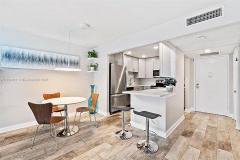 Condominio en venta en Hollywood, Florida, 1 dormitorio, 72.46 m2 № 1779679 - foto 10