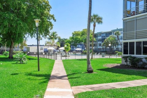 Condominio en venta en Hollywood, Florida, 1 dormitorio, 72.46 m2 № 1779679 - foto 23