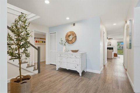 House in Tierra Verde, Florida 4 bedrooms, 272.11 sq.m. № 2218842 - photo 6