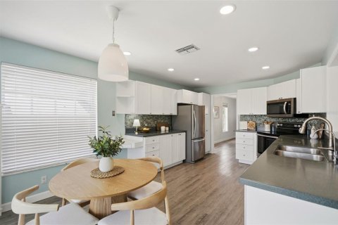 House in Tierra Verde, Florida 4 bedrooms, 272.11 sq.m. № 2218842 - photo 15