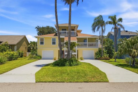 House in Tierra Verde, Florida 4 bedrooms, 272.11 sq.m. № 2218842 - photo 2
