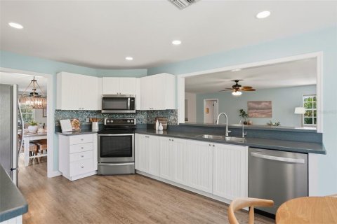 House in Tierra Verde, Florida 4 bedrooms, 272.11 sq.m. № 2218842 - photo 16