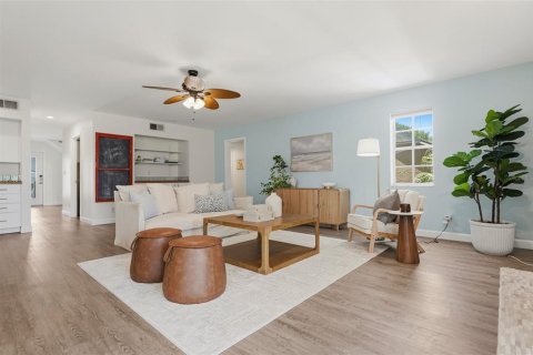 House in Tierra Verde, Florida 4 bedrooms, 272.11 sq.m. № 2218842 - photo 11