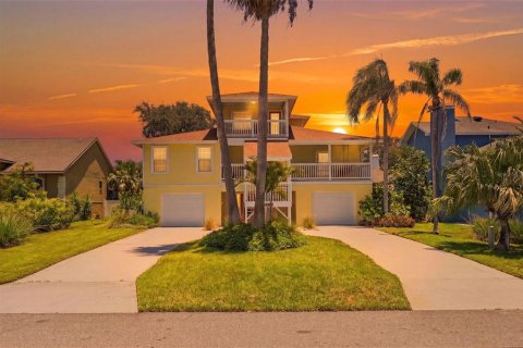 House in Tierra Verde, Florida 4 bedrooms, 272.11 sq.m. № 2218842 - photo 4