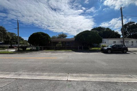 Commercial property in Miami, Florida 172.8 sq.m. № 2083993 - photo 13