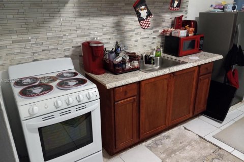 Commercial property in Miami, Florida 172.8 sq.m. № 2083993 - photo 2