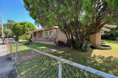 Commercial property in Miami, Florida 172.8 sq.m. № 2083993 - photo 3