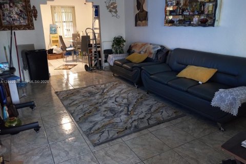 Commercial property in Miami, Florida 172.8 sq.m. № 2083993 - photo 10