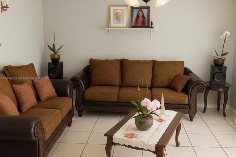 House in Miami Gardens, Florida 3 bedrooms, 104.05 sq.m. № 1851912 - photo 2