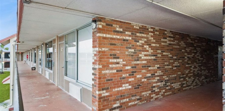 Condominio en Davenport, Florida, 1 dormitorio  № 2211498