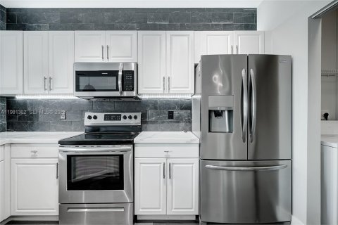 Снять в аренду кондоминиум в Мирамар, Флорида 1 спальня, 72м2, № 2043496 - фото 10