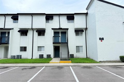 Condo in Orlando, Florida, 2 bedrooms  № 1910321 - photo 1