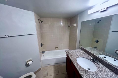 Condo in Oakland Park, Florida, 2 bedrooms  № 1043200 - photo 1