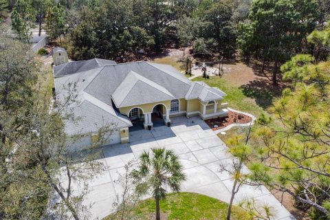 House in Weeki Wachee, Florida 4 bedrooms, 263.47 sq.m. № 2107996