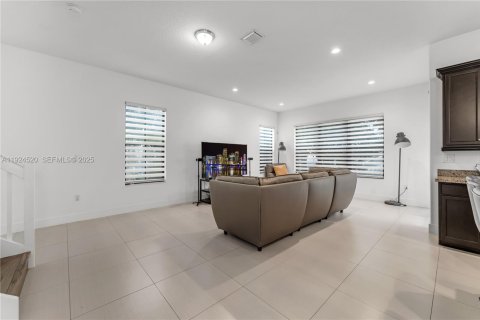 Casa en venta en Hialeah, Florida, 3 dormitorios, 212.84 m2 № 1982685 - foto 8
