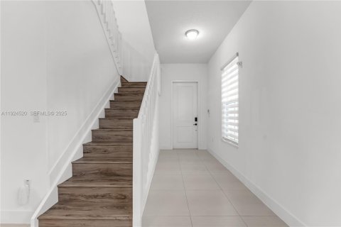 Casa en venta en Hialeah, Florida, 3 dormitorios, 212.84 m2 № 1982685 - foto 10