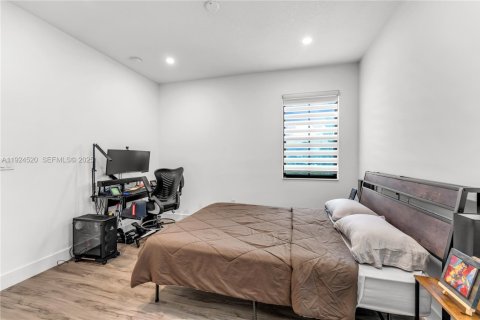Casa en venta en Hialeah, Florida, 3 dormitorios, 212.84 m2 № 1982685 - foto 18