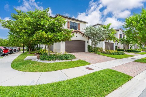 Casa en venta en Hialeah, Florida, 3 dormitorios, 212.84 m2 № 1982685 - foto 2