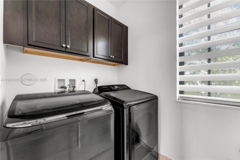 Casa en venta en Hialeah, Florida, 3 dormitorios, 212.84 m2 № 1982685 - foto 23