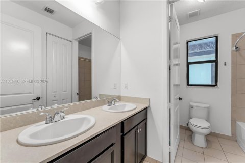 Casa en venta en Hialeah, Florida, 3 dormitorios, 212.84 m2 № 1982685 - foto 21