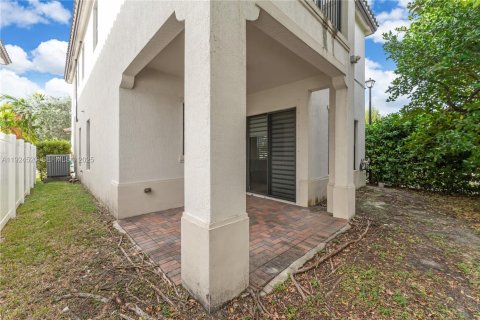 Casa en venta en Hialeah, Florida, 3 dormitorios, 212.84 m2 № 1982685 - foto 25