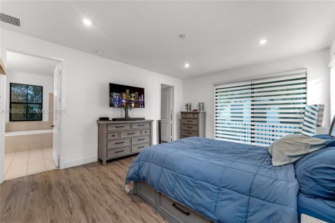 Casa en venta en Hialeah, Florida, 3 dormitorios, 212.84 m2 № 1982685 - foto 13